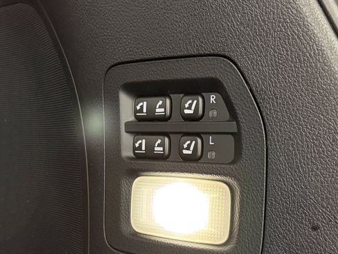Used 2019 Lexus LX 570 4WD w/ Luxury Package image 38