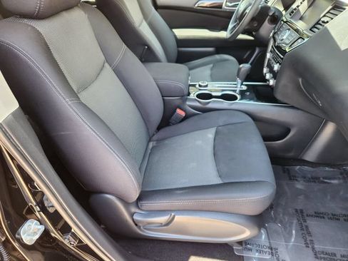 Used 2017 Nissan Pathfinder SV AWD/4WD image 12