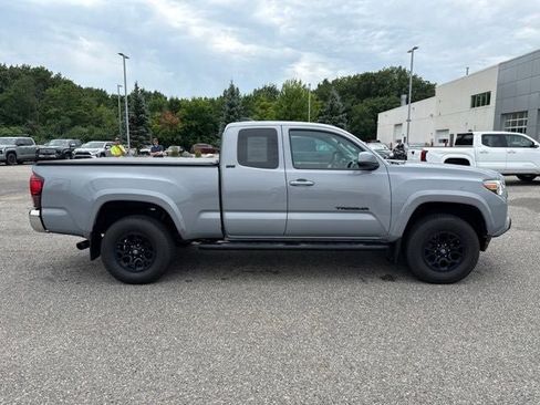 Certified 2020 Toyota Tacoma SR5 w/ Blackout Package AWD/4WD image 16