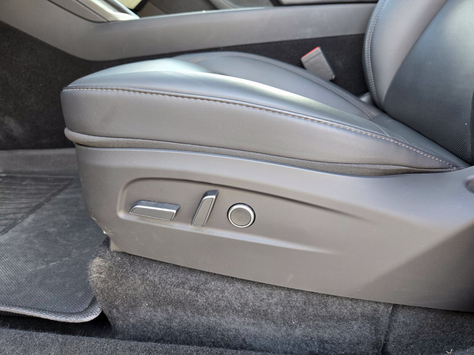 Used 2026 Tesla Model Y 2WD image 10