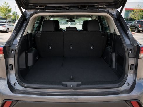Used 2024 Toyota Highlander LE FWD image 5