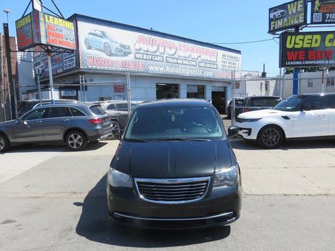Used 2014 Chrysler Town & Country S FWD image 6