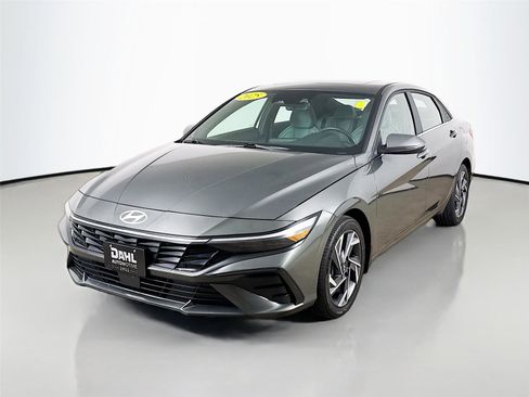 Used 2025 Hyundai Elantra Limited FWD image 4