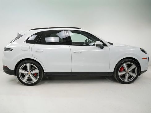 Certified 2025 Porsche Cayenne S image 9