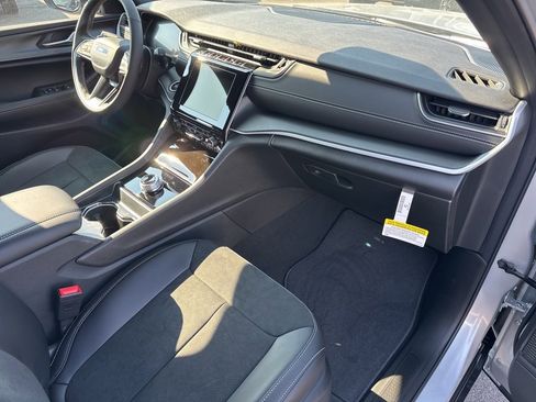 New 2025 Jeep Grand Cherokee L Altitude image 30