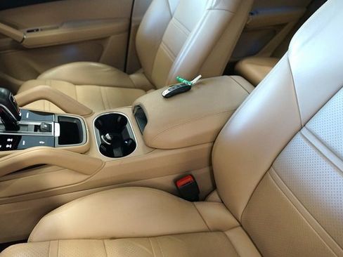 Used 2020 Porsche Cayenne image 30