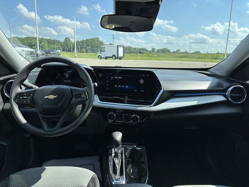 Used 2025 Chevrolet Trax LT FWD image 17