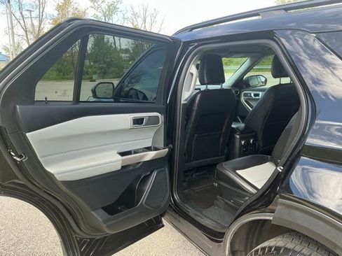 Used 2023 Ford Explorer XLT w/ Equipment Group 202A AWD/4WD image 16