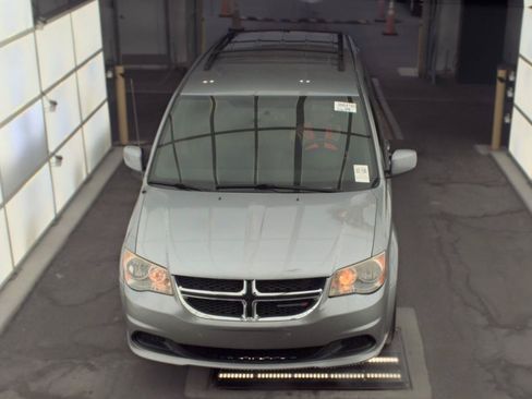 Used 2015 Dodge Grand Caravan SE FWD image 2