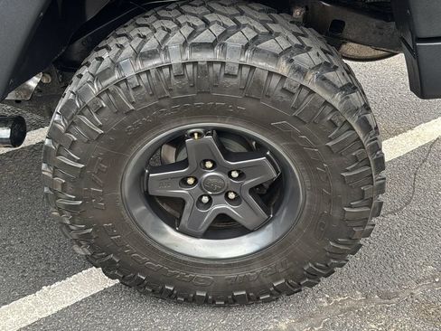 Used 2017 Jeep Wrangler Unlimited Rubicon w/ Max Tow Package AWD/4WD image 18
