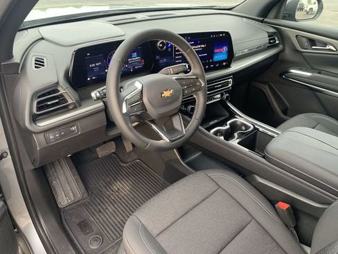 Used 2025 Chevrolet Traverse LT w/ Driver Confidence Package FWD image 10