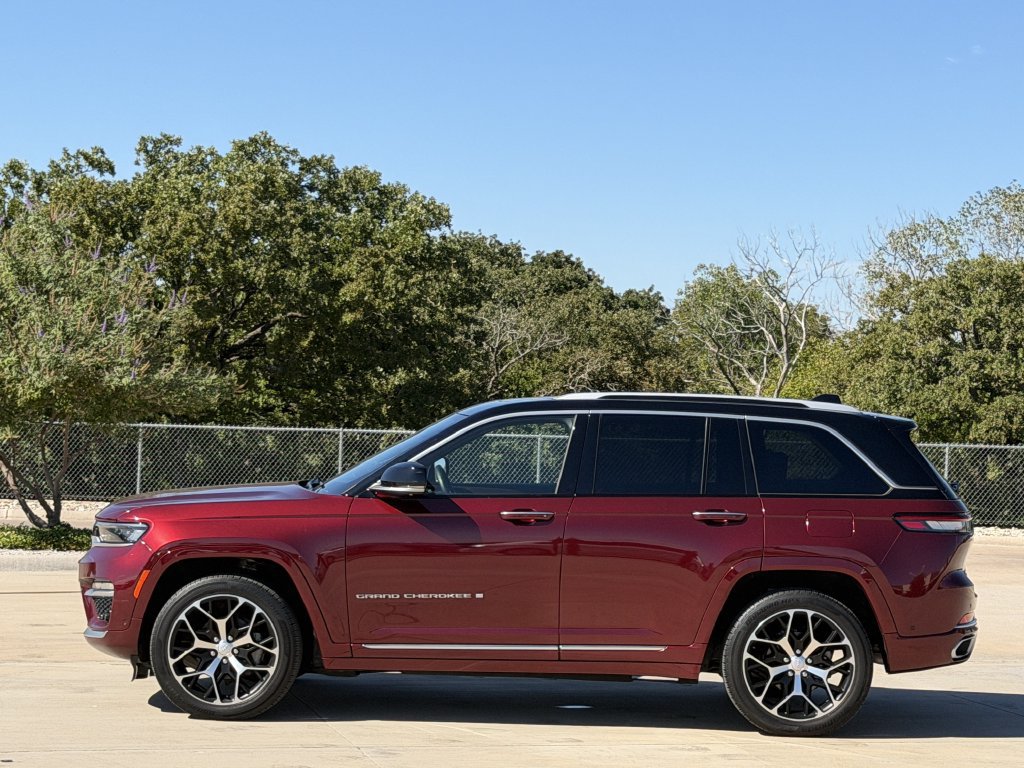 Used 2022 Jeep Grand Cherokee Summit AWD/4WD image 3