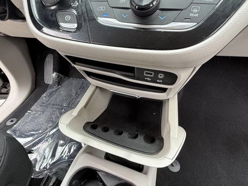 Used 2017 Chrysler Pacifica Touring FWD image 69