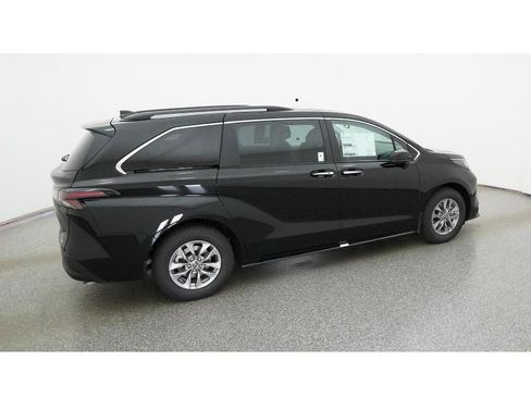 New 2026 Toyota Sienna XLE image 10