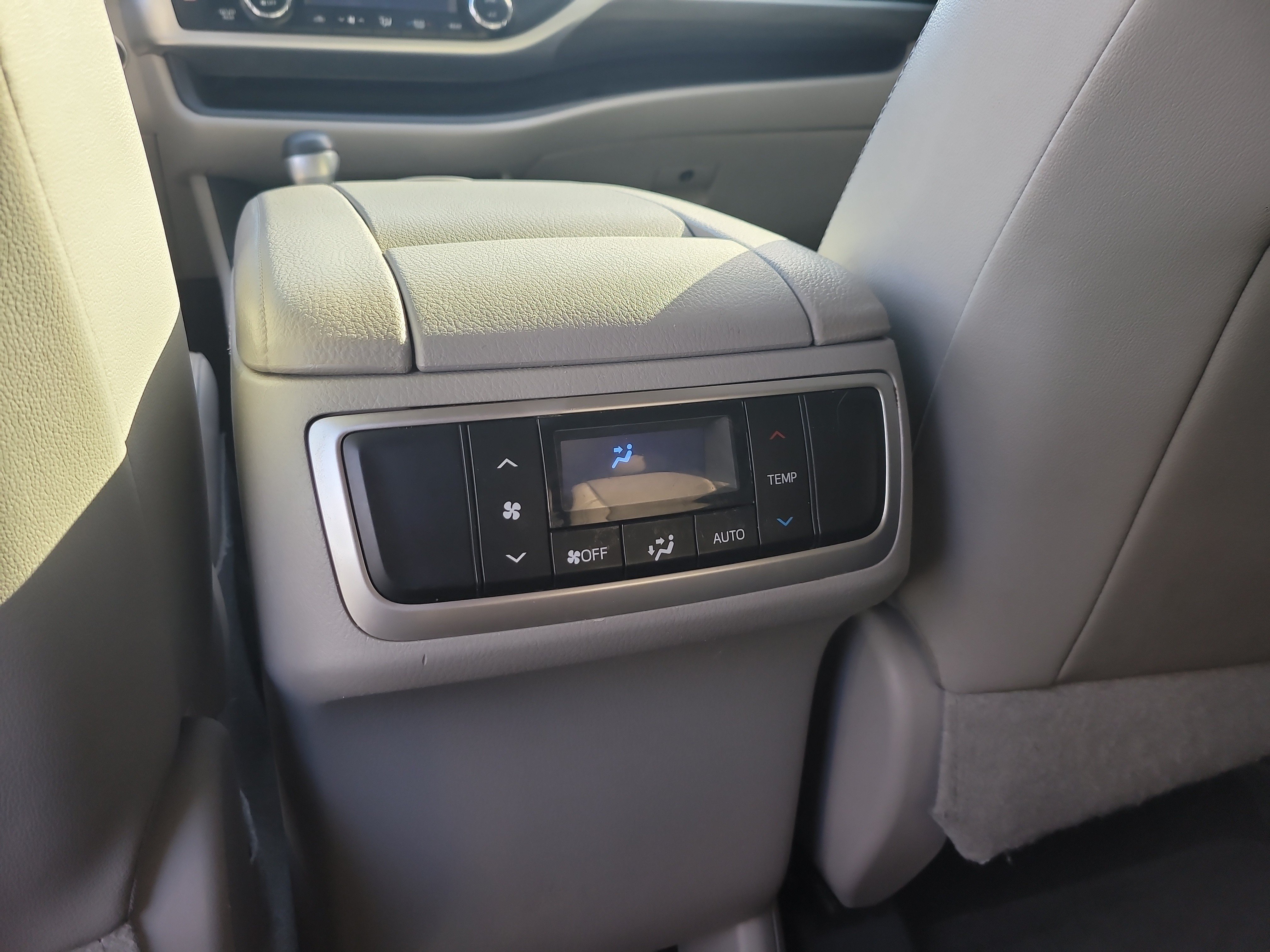 Used 2018 Toyota Highlander Limited FWD image 15