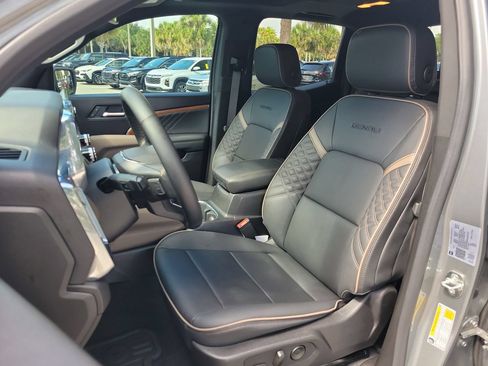 Used 2025 GMC Canyon Denali AWD/4WD image 16