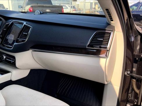 Used 2017 Volvo XC90 T6 Momentum w/ Vision Package image 18