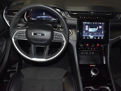 Used 2023 Jeep Grand Cherokee Altitude AWD/4WD image 13