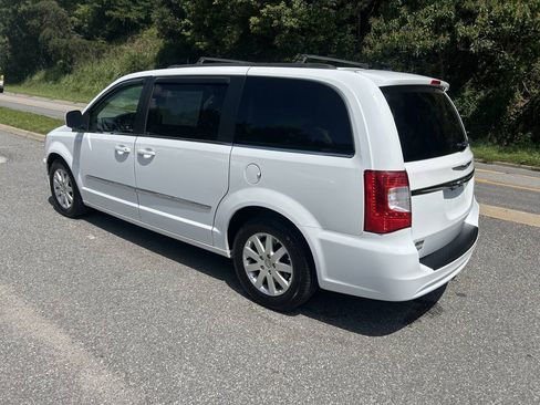 Used 2014 Chrysler Town & Country Touring FWD image 4