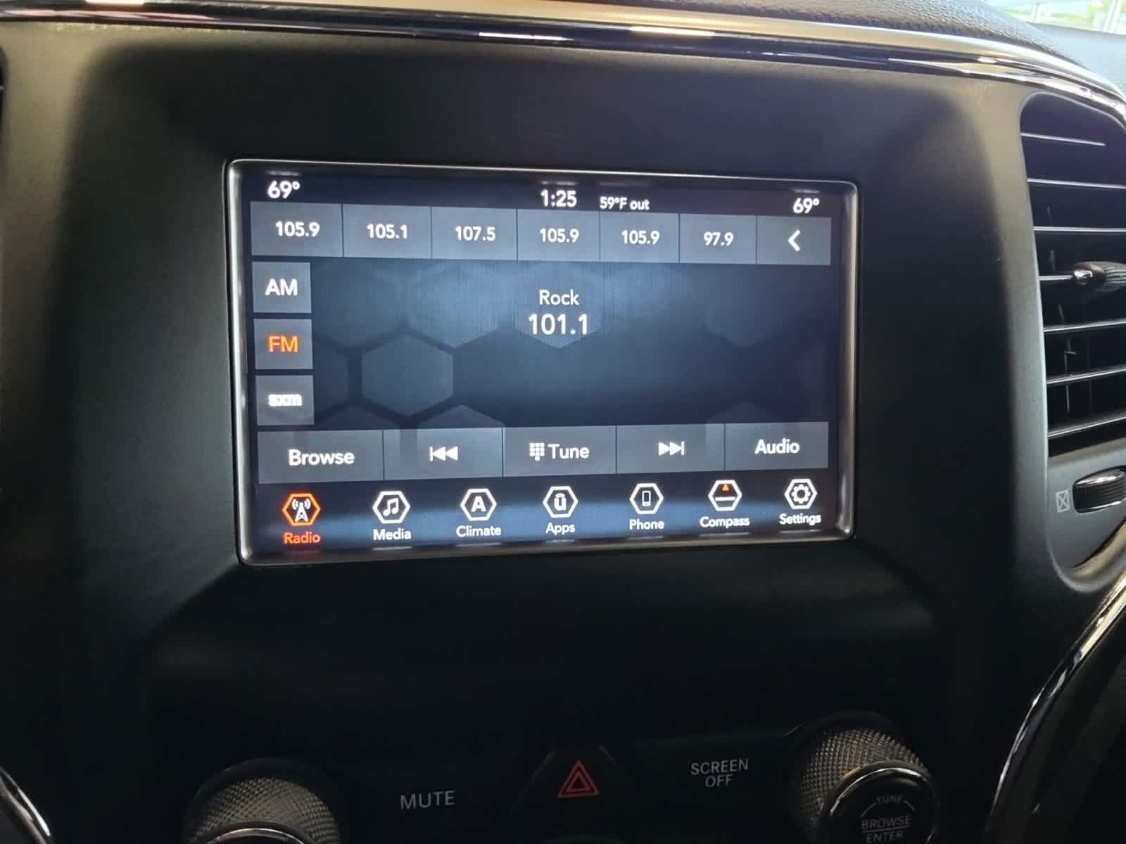 Used 2018 Jeep Grand Cherokee Laredo AWD/4WD image 25