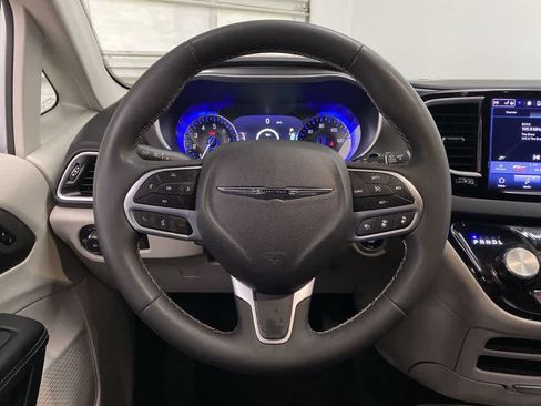 Used 2024 Chrysler Pacifica Touring-L FWD image 19
