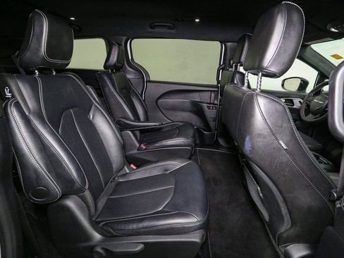 Used 2024 Chrysler Pacifica Select image 19