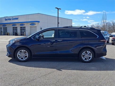 Used 2024 Toyota Sienna XLE w/ XLE Plus Package image 7