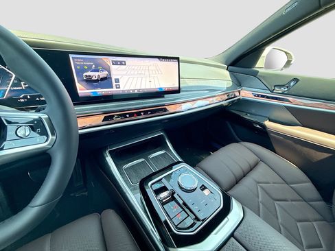 Used 2025 BMW i7 eDrive50 w/ M Sport Package RWD image 30
