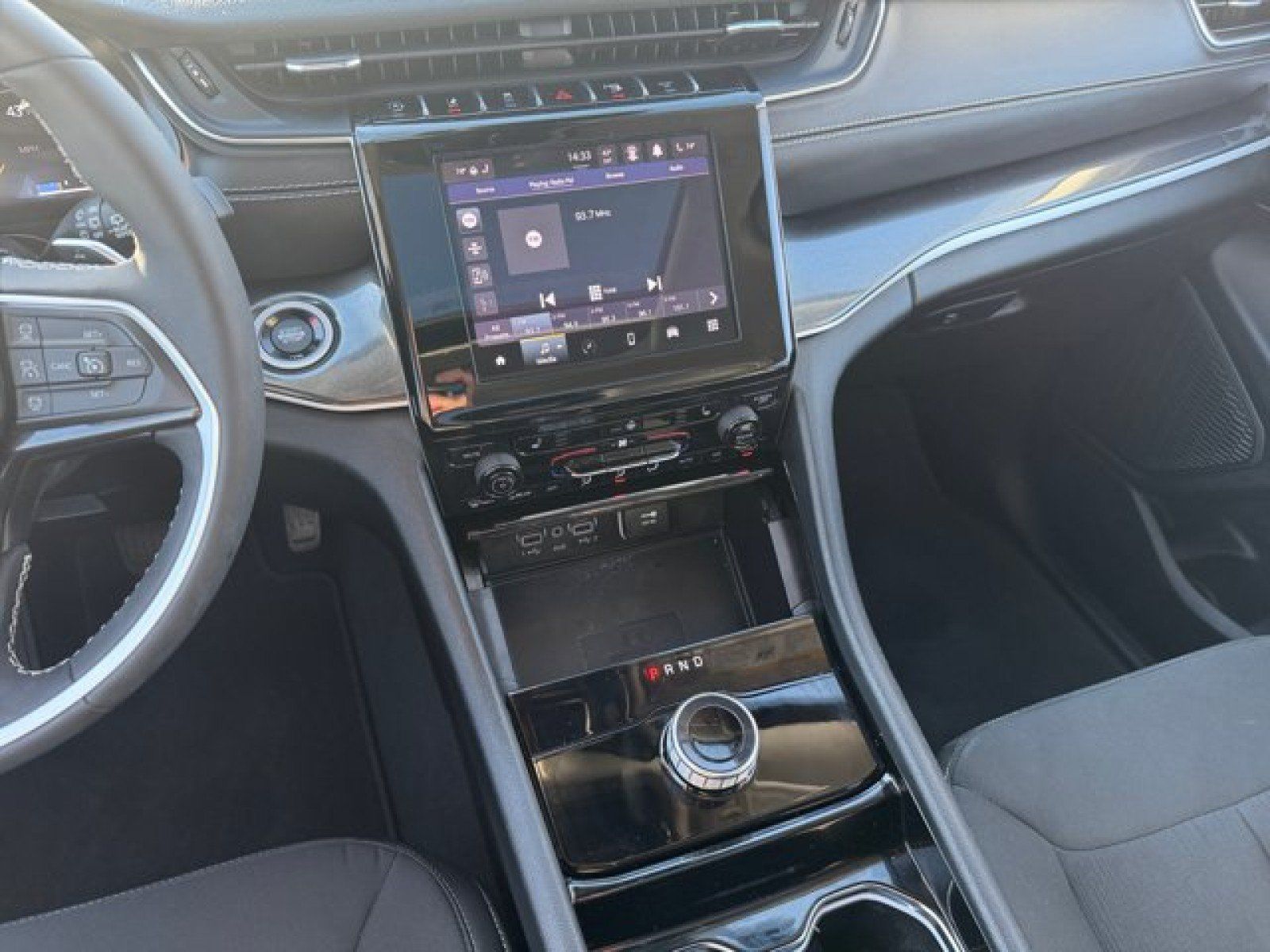 Used 2023 Jeep Grand Cherokee Laredo w/ Luxury Tech Group I RWD image 14