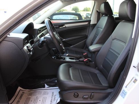 Used 2021 Volkswagen Passat 2.0T SE FWD image 16