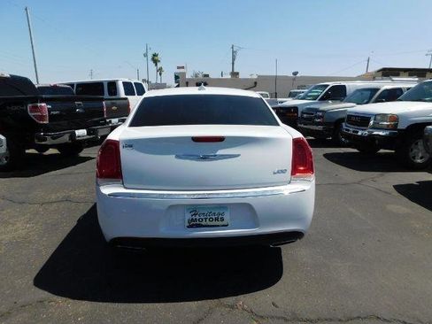 Used 2018 Chrysler 300 Limited RWD image 5