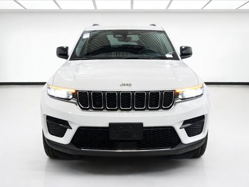 Used 2023 Jeep Grand Cherokee Laredo w/ Luxury Tech Group I RWD image 2