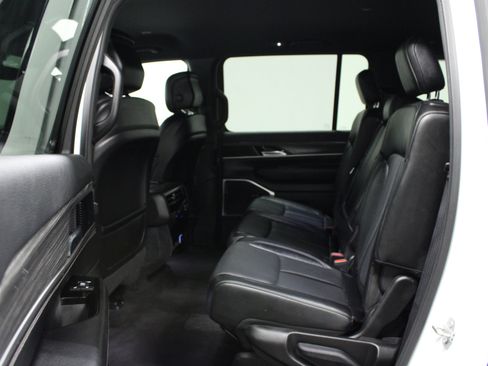 Used 2024 Jeep Wagoneer Series II w/ Flexible Seating Group AWD/4WD image 13