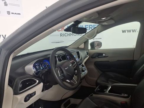 Used 2022 Chrysler Pacifica Touring-L image 12