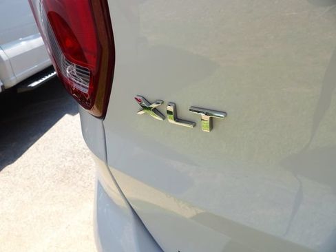 Used 2018 Ford Explorer XLT AWD/4WD image 17