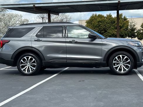 Used 2025 Ford Explorer ST-Line AWD/4WD image 8