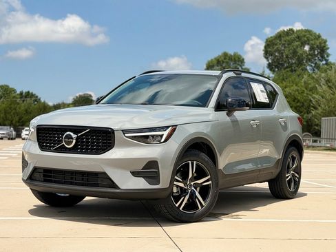 New 2026 Volvo XC40 B4 Core w/ Climate Package FWD image 2