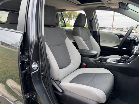 Used 2021 Toyota RAV4 XLE w/ Convenience Package image 13