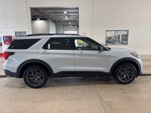 New 2026 Ford Explorer ST-Line w/ ST-Line Street Pack image 4