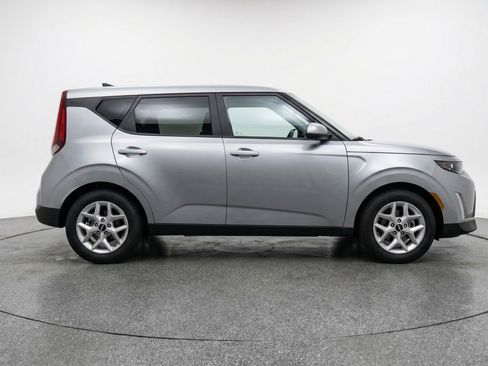 Used 2025 Kia Soul LX w/ LX Technology Package FWD image 11