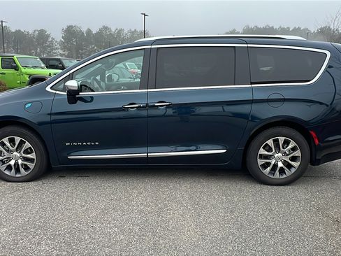 Used 2024 Chrysler Pacifica Pinnacle image 11