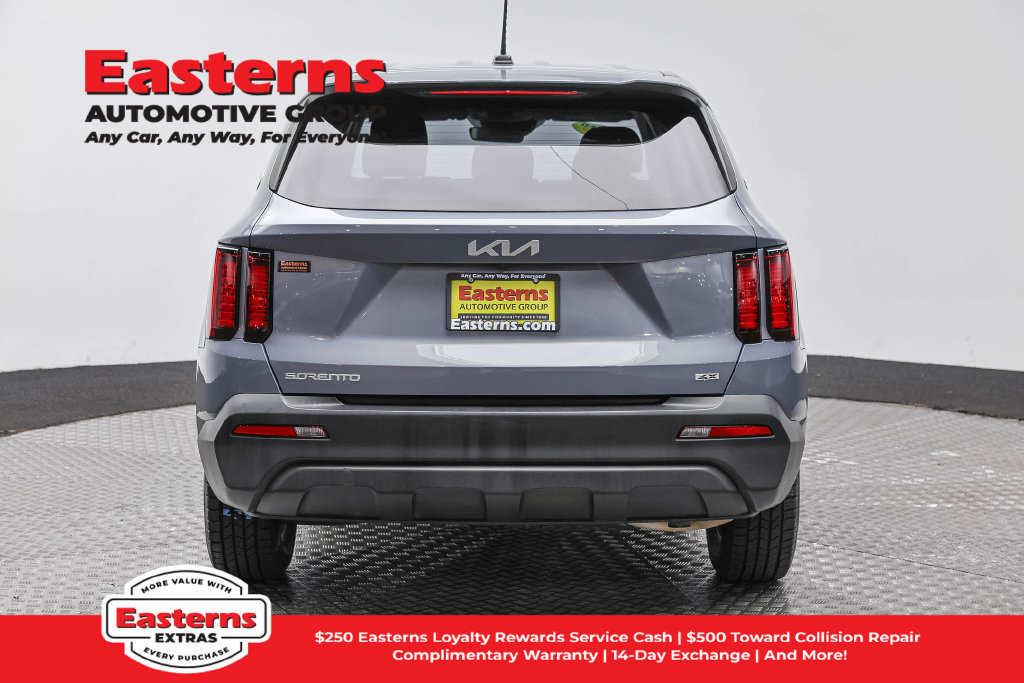Used 2023 Kia Sorento LX AWD/4WD image 7