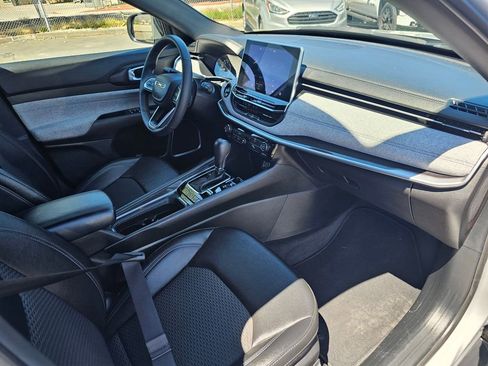 Used 2024 Jeep Compass Latitude image 11