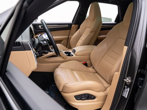 Certified 2023 Porsche Cayenne image 5