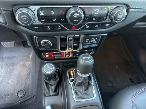 Used 2025 Jeep Wrangler Unlimited Rubicon AWD/4WD image 32