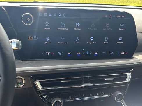 Used 2025 Chevrolet Traverse LT FWD image 13
