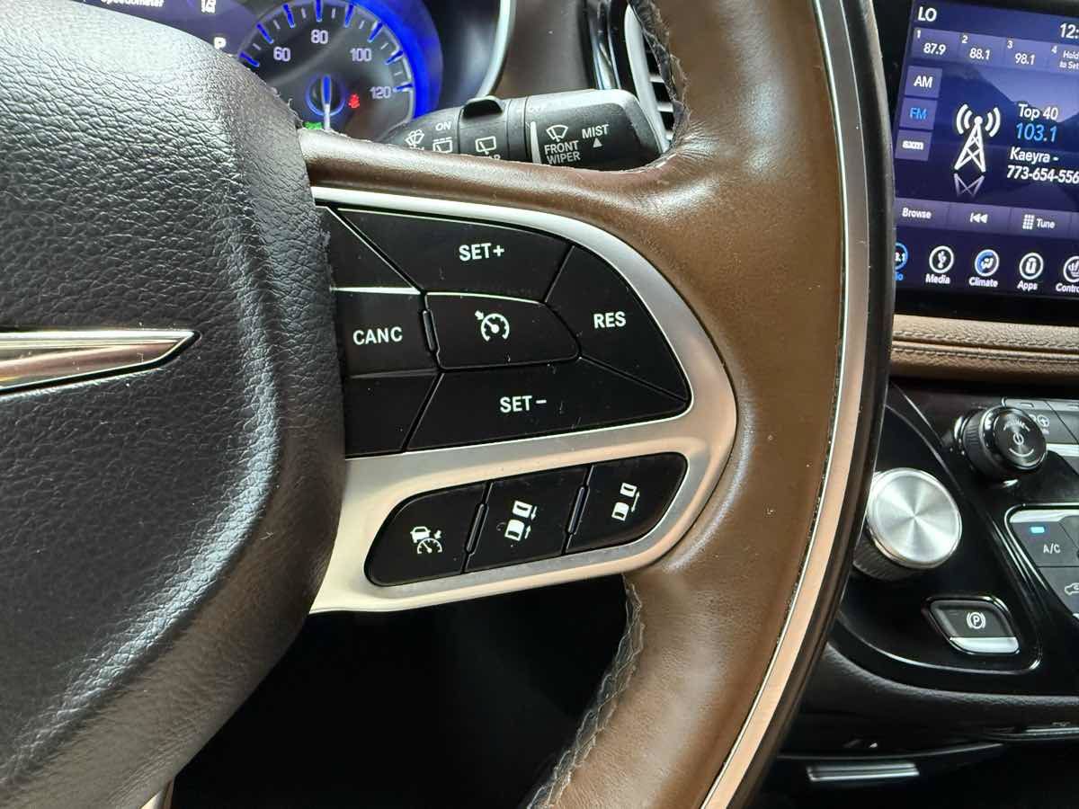 Used 2018 Chrysler Pacifica Limited w/ Tire & Wheel Group FWD image 14