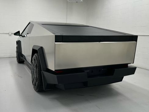 Used 2024 Tesla Cybertruck AWD Crew Cab image 8