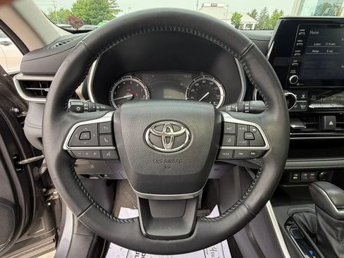 Used 2022 Toyota Highlander XLE AWD/4WD image 16