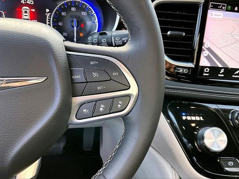 Certified 2023 Chrysler Pacifica Limited image 31